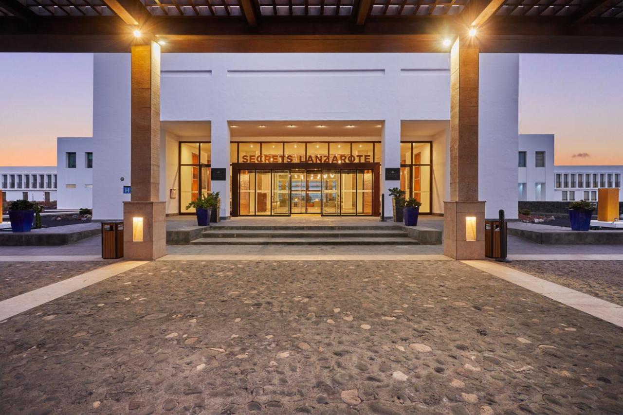 Secrets Lanzarote Resort & Spa - Adults Only Puerto Calero Exteriör bild Entrance of the hotel